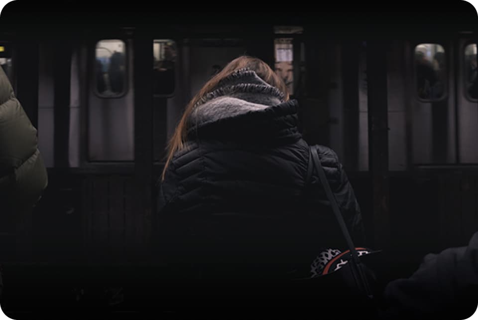 대중교통을 기다리는 사람의 뒷모습