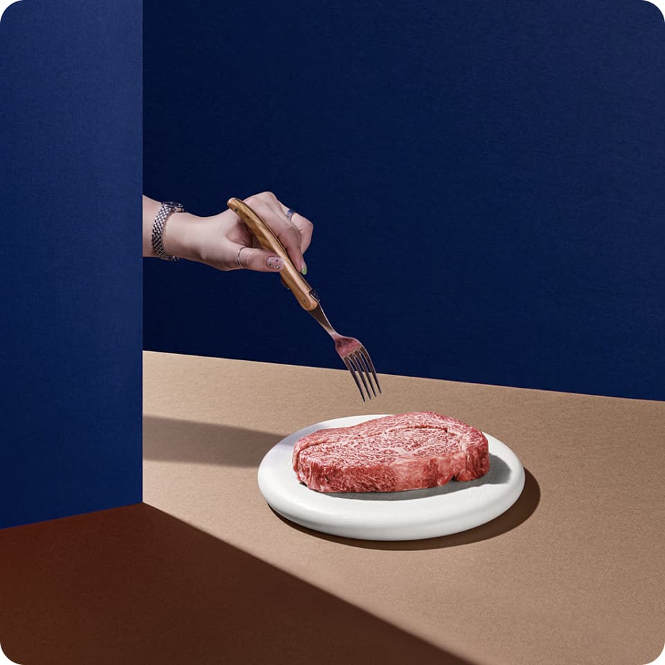 고기를 포크로 찍는 모습
