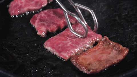 고기를 굽는 모습